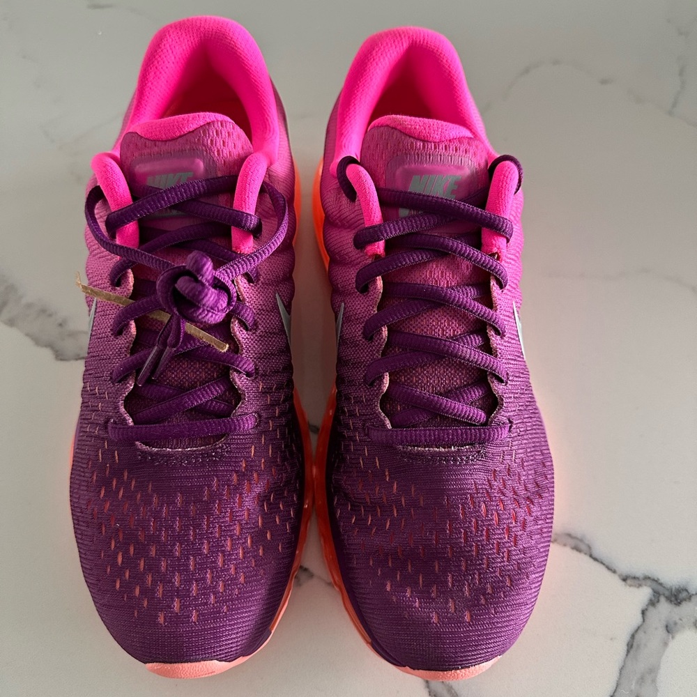 Nike Air Max Size 8. Never worn.